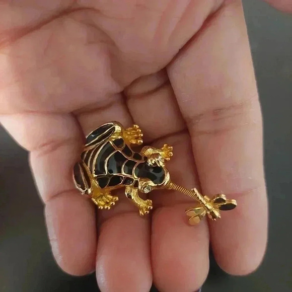 Vintage Black Enamel Rhinestone Gold Tone Frog Catching Dragonfly Brooch Pin - Picture 6 of 6